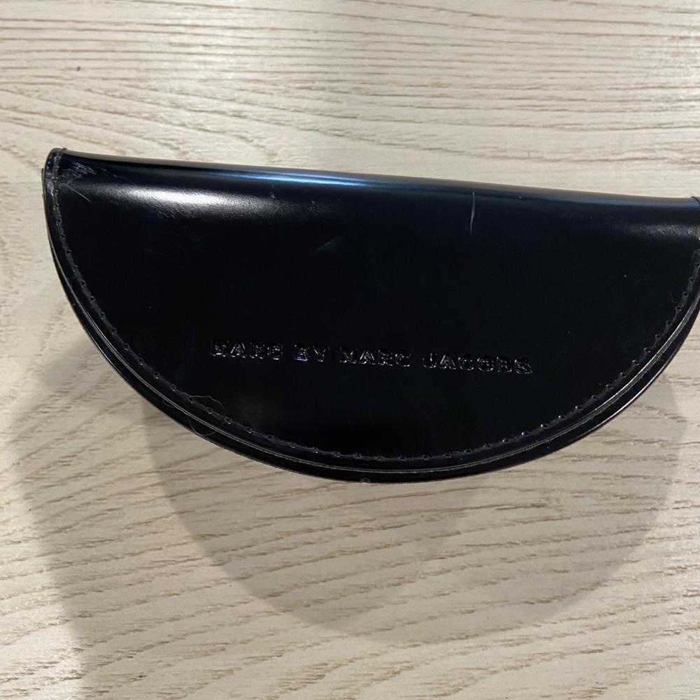 π΅ 3 for $15 π΅ MARC JACOB BLACK SUNGLASS HOLDER - Picture 2 of 5
